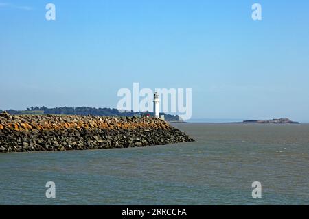 Der Leuchtturm in Jackson's Bay, Barry Island mit Sully Island am Horizont. September 2023 Stockfoto