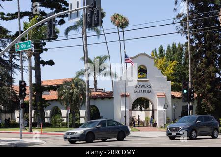 Santa Ana, Kalifornien, USA - 12. August 2023: Das Bowers Museum in der Innenstadt von Santa Ana scheint am Nachmittag. Stockfoto