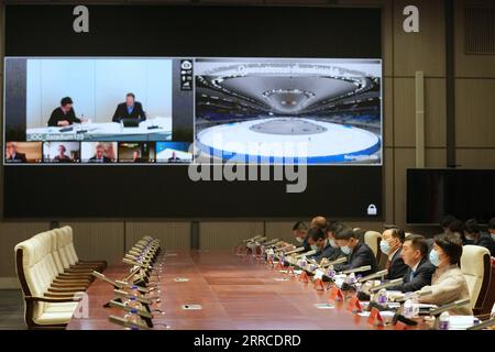 211102 -- PEKING, 2. November 2021 -- Zhang Jiandong 2nd R, stellvertretender Bürgermeister von Peking und Executive Vice President des Beijing 2022 Organisating Committee BOCOG, spricht während des Videotreffens der IOC-Koordinationskommission des Internationalen Olympischen Komitees für die XXIV Olympischen Winterspiele Peking 2022 in Peking, Hauptstadt Chinas, am 2. November 2021. SPCHINA-PEKING-2022 OLYMPISCHE WINTERSPIELE - IOC KOORDINIERUNGSKOMMISSION CN JUXHUANZONG PUBLICATIONXNOTXINXCHN Stockfoto