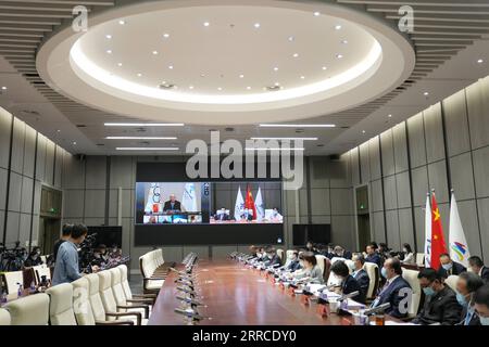 211102 -- PEKING, 2. November 2021 -- Cai Qi auf dem Bildschirm, L, Sekretär des Kommunistischen Komitees der Kommunistischen Partei Chinas Peking und Präsident des Organisationskomitees Peking 2022 BOCOG, spricht während des Videotreffens der IOC-Koordinierungskommission des Internationalen Olympischen Komitees für die XXIV Olympischen Winterspiele Peking 2022 in Peking, Hauptstadt Chinas, am 2. November 2021. SPCHINA-PEKING-2022 OLYMPISCHE WINTERSPIELE - IOC KOORDINIERUNGSKOMMISSION CN JUXHUANZONG PUBLICATIONXNOTXINXCHN Stockfoto