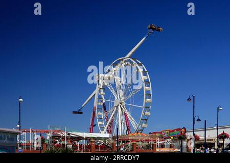 Luftfahrt und Riesenrad, Fun Fair, Barry Island Pleasure Park. September 2023 Stockfoto