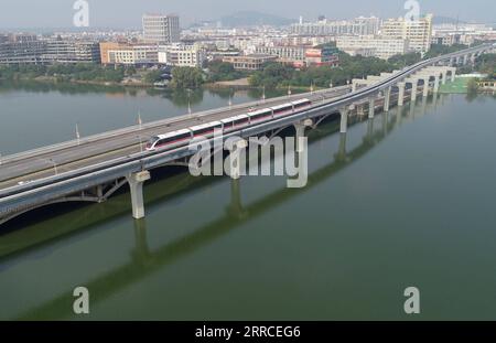 211103 -- WUHU, 3. Nov. 2021 -- Luftaufnahme, aufgenommen am 3. Nov. 2021, zeigt einen selbstfahrenden Zug, der auf der Einschienenbahn Linie 1 in Wuhu City in der ostchinesischen Provinz Anhui fährt. Die Stadt Wuhu stellte am Mittwoch offiziell ihre erste Einschienenbahn-Linie vor, während sie versuchte, ein grünes Verkehrssystem in der Stadt zu errichten. Die Monorail-Linie 1 verkehrt in Nord-Süd-Richtung über eine Gesamtstrecke von 30,5 Kilometern mit 25 Hochbahnhöfen. Züge, die auf der Strecke fahren, können mit einer Geschwindigkeit von bis zu 80 km/h fahren. CHINA-ANHUI-WUHU-MONORAIL LINE-OPEN CN CAOXLI PUBLICATIONXNOTXINXCHN Stockfoto