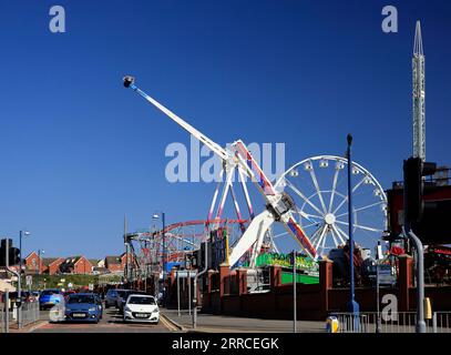 Fun Fair, Barry Island Pleasure Park. September 2023. Luft- und Raumfahrt über die Straße schwingend Stockfoto