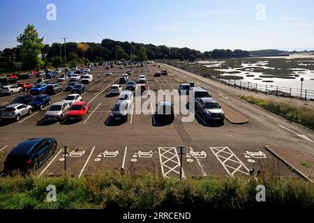 Großer Parkplatz auf Barry Island und Blick über den Hafen von Barry. September 2023 Stockfoto