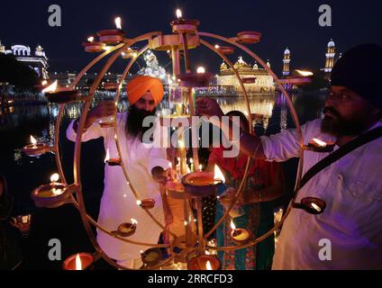 211104 -- AMRITSAR, 4. November 2021 -- Menschen zünden Kerzen und Lampen im Goldenen Tempel an anlässlich des Diwali, dem Festival der Lichter, in Amritsar im nördlichen indischen Bundesstaat Punjab, 4. November 2021. STR/Xinhua INDIA-PUNJAB-AMRITSAR-DIWALI FESTIVAL JavedxDar PUBLICATIONxNOTxINxCHN Stockfoto
