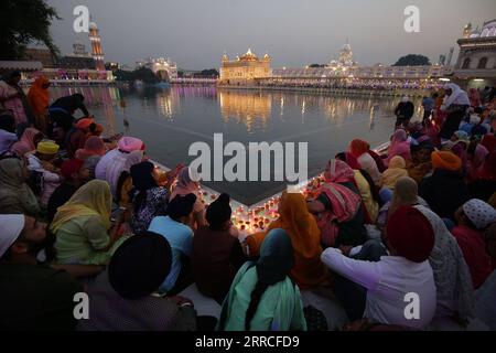 211104 -- AMRITSAR, 4. November 2021 -- Menschen zünden Kerzen und Lampen im Goldenen Tempel an anlässlich des Diwali, dem Festival der Lichter, in Amritsar im nördlichen indischen Bundesstaat Punjab, 4. November 2021. STR/Xinhua INDIA-PUNJAB-AMRITSAR-DIWALI FESTIVAL JavedxDar PUBLICATIONxNOTxINxCHN Stockfoto