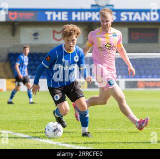 Chester, Cheshire, England, 12. August 2023. Chester’s Iwan Murray treibt den Ball während des Chester Football Club V King’s Lynn Town Football Club in der Vanarama National League North im Deva Stadium voran. (Bild: ©Cody Froggatt/Alamy Live News) Stockfoto