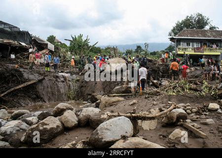 211105 -- MALANG, 5. November 2021 -- Retter und lokale Menschen versuchen, einen Felsen während einer Suchaktion zu bewegen, nachdem die Sturzflut Bulukerto Dorf in Malang, Ost-Java, Indonesien, am 5. November 2021 getroffen hatte. Foto von /Xinhua INDONESIA-MALANG-FLASH FLOOD Kurniawan PUBLICATIONxNOTxINxCHN Stockfoto