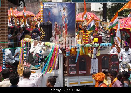 Rajkot, Indien. September 2023. Ein Junge kleidet sich in rath Yatra im Sadar Bazar Harihar Chowk Rajkot in Krishna. Quelle: Nasirchan/Alamy Live News Stockfoto