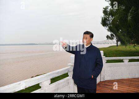 211106 -- PEKING, 6. November 2021 -- Xi Jinping inspiziert den ökologischen Schutz des Gelben Flusses in einem nationalen Geopark während seiner Tour in Zhengzhou, der zentralchinesischen Provinz Henan, 17. September 2019. ZU GEHEN MIT Profil: XI Jinping, der Mann, der CPC auf neuer Reise CHINA-XI JINPING-CPC-NEUE REISE CN XiexHuanchi PUBLICATIONxNOTxINxCHN führt Stockfoto