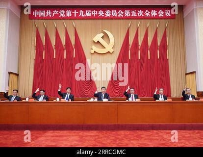 211106 -- PEKING, 6. November 2021 -- Xi Jinping, Li Keqiang, Li Zhanshu, Wang Yang, Wang Huning, Zhao Leji und Han Zheng nehmen an der fünften Plenarsitzung des 19. Zentralkomitees der Kommunistischen Partei Chinas in Peking, der Hauptstadt Chinas, Teil. Die Sitzung fand vom 26. Bis 29. Oktober 2020 in Peking statt. ZU GEHEN MIT Profil: XI Jinping, der Mann, der CPC auf neuer Reise CHINA-XI JINPING-CPC-NEUE REISE CN WangxYe PUBLICATIONxNOTxINxCHN führt Stockfoto