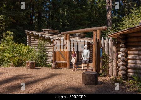 FORT CLATSOP, OREGON, USA - Touristen besuchen die Replik von Fort Clatsop, den Lewis and Clark National Historicial Park. Stockfoto