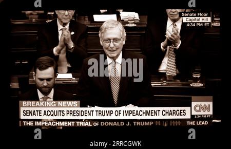 Ein CNN-TV-Screenshot (digital koloriert) des Minderheitsführers Mitch McConnell im US-Senat, nachdem die Senatoren Donald Trump am 5. Februar 2020 freigesprochen hatten. Stockfoto