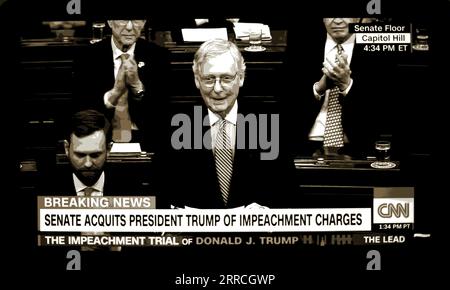 Ein CNN-TV-Screenshot (digital koloriert) des Minderheitsführers Mitch McConnell im US-Senat, nachdem die Senatoren Donald Trump am 5. Februar 2020 freigesprochen hatten. Stockfoto