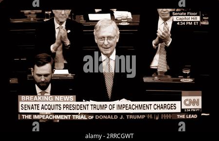 Ein CNN-TV-Screenshot (digital koloriert) des Minderheitsführers Mitch McConnell im US-Senat, nachdem die Senatoren Donald Trump am 5. Februar 2020 freigesprochen hatten. Stockfoto