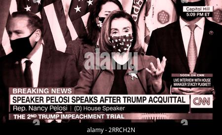 Ein CNN-Screenshot (digital koloriert) der Repräsentantenin Nancy Pelosi, die sprach, nachdem der Senat Donald Trump erneut von der Anklage freigesprochen hatte. Stockfoto