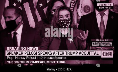 Ein CNN-Screenshot (digital koloriert) der Repräsentantenin Nancy Pelosi, die sprach, nachdem der Senat Donald Trump erneut von der Anklage freigesprochen hatte. Stockfoto