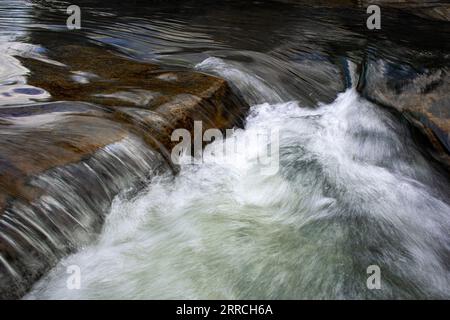 Hintergrunddetails der Stromschnellen auf dem Herbstfluss Stockfoto