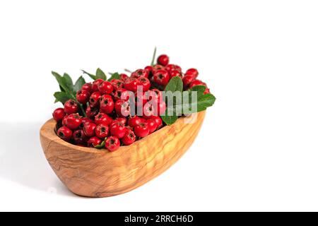 Weißdornfrüchte in einer Holzschale Stockfoto