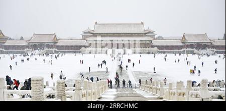 211107 -- PEKING, 7. November 2021 -- Touristen besuchen das Palastmuseum in Schnee in Peking, Hauptstadt von China, 7. November 2021. CHINA-BEIJING-SNOW-PALACE MUSEUM CN LIXXIN PUBLICATIONXNOTXINXCHN Stockfoto