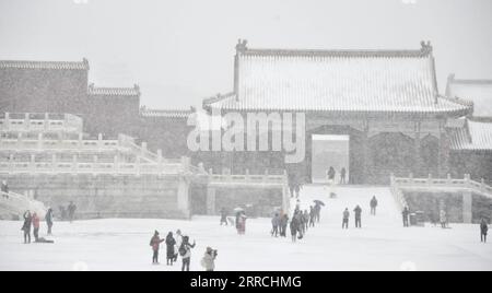 211107 -- PEKING, 7. November 2021 -- Touristen besuchen das Palastmuseum in Schnee in Peking, Hauptstadt von China, 7. November 2021. CHINA-BEIJING-SNOW-PALACE MUSEUM CN LIXXIN PUBLICATIONXNOTXINXCHN Stockfoto