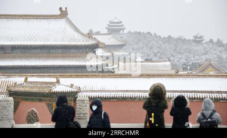 211107 -- PEKING, 7. November 2021 -- Touristen besuchen das Palastmuseum in Schnee in Peking, Hauptstadt von China, 7. November 2021. CHINA-BEIJING-SNOW-PALACE MUSEUM CN LIXXIN PUBLICATIONXNOTXINXCHN Stockfoto