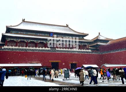 211107 -- PEKING, 7. November 2021 -- Touristen besuchen das Wumen-Tor des Palastmuseums in Schnee in Peking, Hauptstadt von China, 7. November 2021. CHINA-BEIJING-SNOW-PALACE MUSEUM CN HAOXYUAN PUBLICATIONXNOTXINXCHN Stockfoto