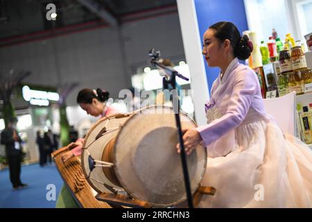 211107 -- SHANGHAI, 7. November 2021 -- Mitarbeiter treten auf der 4. China International Import Expo CIIE im ostchinesischen Shanghai am 6. November 2021 auf. CIIE CHINA-SHANGHAI-CIIE-EXHIBITION-PERFORMANCE CN ZHANGXHAOFU PUBLICATIONXNOTXINXCHN Stockfoto