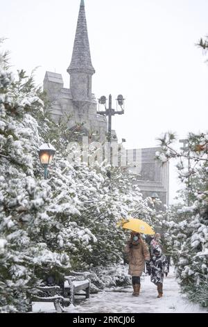 211107 -- PEKING, 7. November 2021 -- Touristen besuchen das Universal Beijing Resort in Snow in Peking, Hauptstadt von China, 7. November 2021. CHINA-BEIJING-UNIVERSAL BEIJING RESORT-SNOW CN PENGXZIYANG PUBLICATIONXNOTXINXCHN Stockfoto