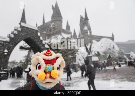 211107 -- PEKING, 7. November 2021 -- Touristen besuchen das Universal Beijing Resort in Snow in Peking, Hauptstadt von China, 7. November 2021. CHINA-BEIJING-UNIVERSAL BEIJING RESORT-SNOW CN PENGXZIYANG PUBLICATIONXNOTXINXCHN Stockfoto