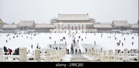 211107 -- PEKING, 7. November 2021 -- Touristen besuchen das Palastmuseum in Schnee in Peking, Hauptstadt von China, 7. November 2021. CHINA-BEIJING-SNOW-PALACE MUSEUM CN LIXXIN PUBLICATIONXNOTXINXCHN Stockfoto