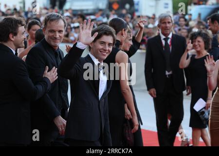 Lido Di Venezia, Italien. September 2023. (L-R) Franz Rogowski, Christophe Sermet und Filippo Giulini besuchen einen roten Teppich für den Film „Lubo“ beim 80. Internationalen Filmfestival von Venedig am 7. September 2023 in Venedig. © Foto: Cinzia Camela. Quelle: Live Media Publishing Group/Alamy Live News Stockfoto