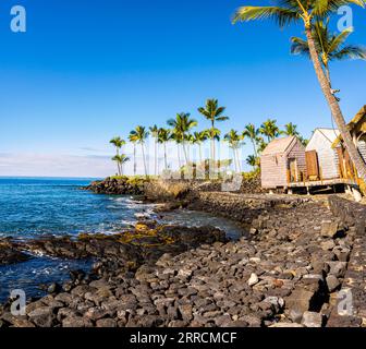 Felsige Küste entlang des Palastgeländes des historischen Ahu'Ena Heiau, Kamakahonu National Historic Landmark, Kailua-Kona, Hawaii, USA Stockfoto