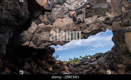 Arck bildete sich in Lava Flow an der Küste der Kiholo Bay Lagoon, Kailua-Kona, Hawaii Island, USA Stockfoto