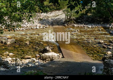 Offroad-Fluss über wasserüberflutete Straße Stockfoto