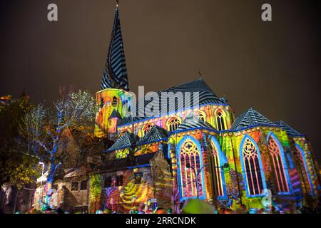 211112 -- GENT, 12. November 2021 -- Foto aufgenommen am 11. November 2021 zeigt eine Lichtarbeit beim Gent Light Festival 2021 in Gent, Belgien. Vom 10. Bis 14. November werden auf dem Gent Light Festival 2021, das alle drei Jahre stattfindet, mehr als 30 Werke internationaler Lichtkünstler der Öffentlichkeit angeboten. BELGIEN-GENT-LIGHT FESTIVAL ZhangxCheng PUBLICATIONxNOTxINxCHN Stockfoto