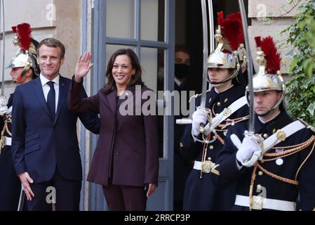 211113 -- PARIS, 13. November 2021 -- der französische Präsident Emmanuel Macron 2nd L begrüßt US-Vizepräsidentin Kamala Harris 2nd L vor der Pariser Internationalen Konferenz für Libyen am 12. November 2021 in Paris, Frankreich. Die Teilnehmer der Internationalen Konferenz von Paris für Libyen unter dem Vorsitz Frankreichs forderten am Freitag die Abhaltung freier, fairer, integrativer und glaubwürdiger Präsidentschafts- und Parlamentswahlen am 24. Dezember in Libyen wie geplant. FRANKREICH-PARIS-LIBYEN-INTERNATIONALE KONFERENZ GaoxJing PUBLICATIONxNOTxINxCHN Stockfoto