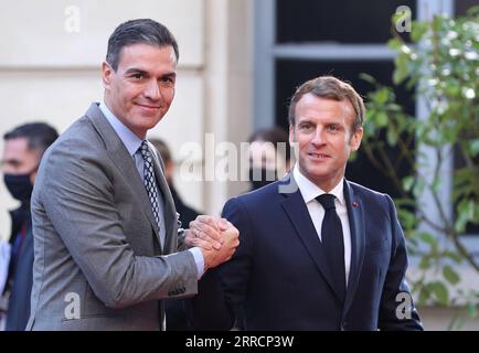 211113 -- PARIS, 13. November 2021 -- der französische Präsident Emmanuel Macron R begrüßt den spanischen Premierminister Pedro Sanchez vor der Pariser Internationalen Konferenz für Libyen am 12. November 2021 in Paris. Die Teilnehmer der Internationalen Konferenz von Paris für Libyen unter dem Vorsitz Frankreichs forderten am Freitag die Abhaltung freier, fairer, integrativer und glaubwürdiger Präsidentschafts- und Parlamentswahlen am 24. Dezember in Libyen wie geplant. FRANKREICH-PARIS-LIBYEN-INTERNATIONALE KONFERENZ GaoxJing PUBLICATIONxNOTxINxCHN Stockfoto