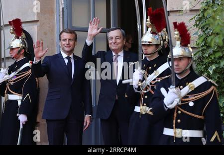 211113 -- PARIS, 13. November 2021 -- der französische Präsident Emmanuel Macron 2nd L begrüßt den italienischen Premierminister Mario Draghi C vor der Pariser Internationalen Konferenz für Libyen am 12. November 2021 in Paris, Frankreich. Die Teilnehmer der Internationalen Konferenz von Paris für Libyen unter dem Vorsitz Frankreichs forderten am Freitag die Abhaltung freier, fairer, integrativer und glaubwürdiger Präsidentschafts- und Parlamentswahlen am 24. Dezember in Libyen wie geplant. FRANKREICH-PARIS-LIBYEN-INTERNATIONALE KONFERENZ GaoxJing PUBLICATIONxNOTxINxCHN Stockfoto