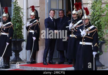 211113 -- PARIS, 13. November 2021 -- der französische Präsident Emmanuel Macron 3. L begrüßt den Präsidenten der Republik Kongo Denis Sassou Nguesso 4. L im Vorfeld der Internationalen Konferenz für Libyen in Paris, Frankreich, am 12. November 2021. Die Teilnehmer der Internationalen Konferenz von Paris für Libyen unter dem Vorsitz Frankreichs forderten am Freitag die Abhaltung freier, fairer, integrativer und glaubwürdiger Präsidentschafts- und Parlamentswahlen am 24. Dezember in Libyen wie geplant. FRANKREICH-PARIS-LIBYEN-INTERNATIONALE KONFERENZ GaoxJing PUBLICATIONxNOTxINxCHN Stockfoto