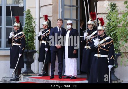 211113 -- PARIS, 13. November 2021 -- der französische Präsident Emmanuel Macron 3. L begrüßt den Präsidenten des Tschad-Übergangsmilitärrates Mahamat Idriss Deby Itno 4. L im Vorfeld der Pariser Internationalen Konferenz für Libyen am 12. November 2021 in Paris. Die Teilnehmer der Internationalen Konferenz von Paris für Libyen unter dem Vorsitz Frankreichs forderten am Freitag die Abhaltung freier, fairer, integrativer und glaubwürdiger Präsidentschafts- und Parlamentswahlen am 24. Dezember in Libyen wie geplant. FRANKREICH-PARIS-LIBYEN-INTERNATIONALE KONFERENZ GaoxJing PUBLICATIONxNOTxINxCHN Stockfoto