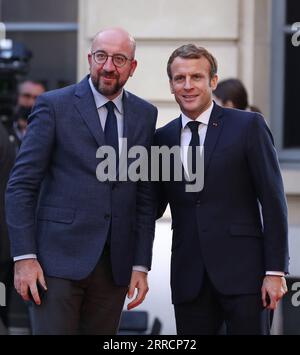 211113 -- PARIS, 13. November 2021 -- der französische Präsident Emmanuel Macron R begrüßt den Präsidenten des Europäischen Rates Charles Michel vor der Pariser Internationalen Konferenz für Libyen am 12. November 2021 in Paris. Die Teilnehmer der Internationalen Konferenz von Paris für Libyen unter dem Vorsitz Frankreichs forderten am Freitag die Abhaltung freier, fairer, integrativer und glaubwürdiger Präsidentschafts- und Parlamentswahlen am 24. Dezember in Libyen wie geplant. FRANKREICH-PARIS-LIBYEN-INTERNATIONALE KONFERENZ GaoxJing PUBLICATIONxNOTxINxCHN Stockfoto