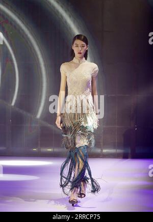 211113 -- SHANGHAI, 13. November 2021 -- Ein Modell präsentiert eine Kreation während der Shanghai New Couture Week 2021 im ostchinesischen Shanghai, 12. November 2021. Die Couture-Woche findet vom 12. Bis 17. November sowohl online als auch offline in Shanghai statt und bietet Veranstaltungen wie Catwalk-Shows, immersive Ausstellungen und kulturelle Salons. CHINA-SHANGHAI-NEW COUTURE WEEK 2021-OPENING CN LIUXYING PUBLICATIONXNOTXINXCHN Stockfoto