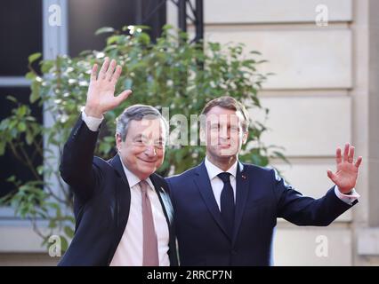 211113 -- PARIS, 13. November 2021 -- der französische Präsident Emmanuel Macron R begrüßt den italienischen Premierminister Mario Draghi vor der Pariser Internationalen Konferenz für Libyen am 12. November 2021 in Paris. Die Teilnehmer der Internationalen Konferenz von Paris für Libyen unter dem Vorsitz Frankreichs forderten am Freitag die Abhaltung freier, fairer, integrativer und glaubwürdiger Präsidentschafts- und Parlamentswahlen am 24. Dezember in Libyen wie geplant. FRANKREICH-PARIS-LIBYEN-INTERNATIONALE KONFERENZ GaoxJing PUBLICATIONxNOTxINxCHN Stockfoto