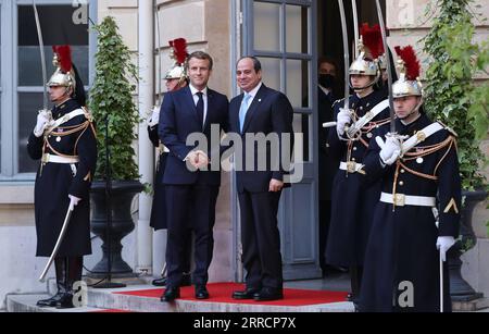 211113 -- PARIS, 13. November 2021 -- der französische Präsident Emmanuel Macron 3. L begrüßt den ägyptischen Präsidenten Abdel-Fattah al-Sisi 4. L im Vorfeld der Pariser Internationalen Konferenz für Libyen am 12. November 2021 in Paris, Frankreich. Die Teilnehmer der Internationalen Konferenz von Paris für Libyen unter dem Vorsitz Frankreichs forderten am Freitag die Abhaltung freier, fairer, integrativer und glaubwürdiger Präsidentschafts- und Parlamentswahlen am 24. Dezember in Libyen wie geplant. FRANKREICH-PARIS-LIBYEN-INTERNATIONALE KONFERENZ GaoxJing PUBLICATIONxNOTxINxCHN Stockfoto