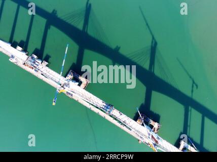 211113 -- PUTIAN, 13. Nov. 2021 -- Luftaufnahme vom 13. Nov. 2021 zeigt einen Blick auf die im Bau befindliche Meizhou Bay-Überseebrücke als Teil der Fuzhou-Xiamen-Hochgeschwindigkeitsbahn in der südöstlichen chinesischen Provinz Fujian. Am Samstag wurde eine neue Brücke über eine Hochgeschwindigkeitsbahn, die die Städte Fuzhou und Xiamen in der ostchinesischen Provinz Fujian verbindet, zusammengelegt. Die Meizhou-Bucht-Brücke ist einer der wichtigsten Teile der 277 km langen Hochgeschwindigkeitsstrecke Fuzhou-Xiamen, die derzeit gebaut wird. Die Länge der Brücke beträgt etwa 14,7 km, und der Baumeister sagte, dass es sich um die Brücke handelt Stockfoto