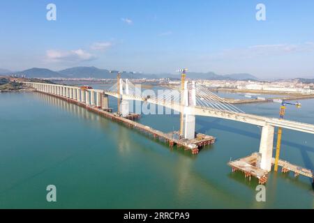 211113 -- PUTIAN, 13. Nov. 2021 -- Luftaufnahme vom 13. Nov. 2021 zeigt einen Blick auf die im Bau befindliche Meizhou Bay-Überseebrücke als Teil der Fuzhou-Xiamen-Hochgeschwindigkeitsbahn in der südöstlichen chinesischen Provinz Fujian. Am Samstag wurde eine neue Brücke über eine Hochgeschwindigkeitsbahn, die die Städte Fuzhou und Xiamen in der ostchinesischen Provinz Fujian verbindet, zusammengelegt. Die Meizhou-Bucht-Brücke ist einer der wichtigsten Teile der 277 km langen Hochgeschwindigkeitsstrecke Fuzhou-Xiamen, die derzeit gebaut wird. Die Länge der Brücke beträgt etwa 14,7 km, und der Baumeister sagte, dass es sich um die Brücke handelt Stockfoto