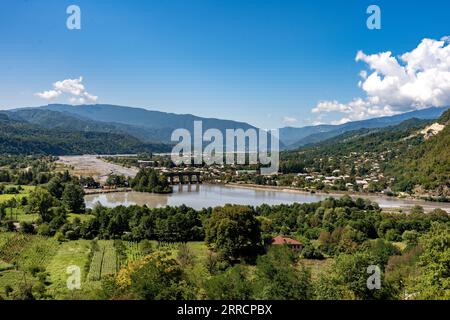 Wasserkraftwerk im Bergpanorama Stockfoto