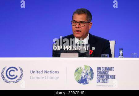 211114 -- GLASGOW, 14. November 2021 -- COP 26 Präsident Alok Sharma spricht während der 26. Tagung der Konferenz der Vertragsparteien COP 26 zum Rahmenübereinkommen der Vereinten Nationen über Klimaänderungen in Glasgow, Vereinigtes Königreich, 13. November 2021. Die Klimakonferenz der Vereinten Nationen endete hier am Samstag nach einer eintägigen Verlängerung, wobei die Verhandlungsführer sich auf einen neuen globalen Pakt zur Bekämpfung des Klimawandels einigten. UK-GLASGOW-COP26-FAZIT HanxYan PUBLICATIONxNOTxINxCHN Stockfoto