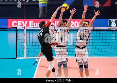 Ancona, Italien. September 2023. (L zu R) Erik Röhrs von Deutschland, Yuri Romanò und Roberto Russo von Italien in Aktion während der letzten Runde des 8. Tags des CEV Eurovolley 2023 der Männer zwischen Deutschland und Italien. Die italienische Nationalmannschaft besiegt Deutschland mit 2-3 Punkten (Foto: Davide Di Lalla/SOPA Images/SIPA USA) Credit: SIPA USA/Alamy Live News Stockfoto